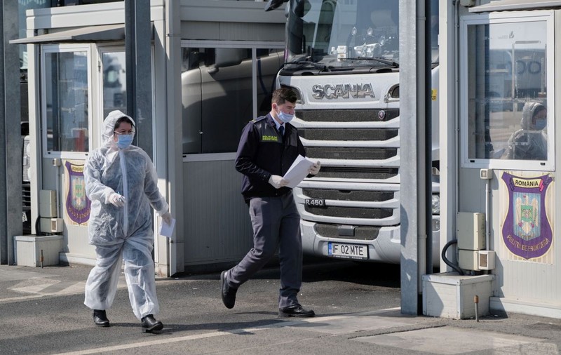 Tensiuni în vamă: „Medicii sunt scuipați și înjurați”, spune șeful DSP Arad. Câți dintre românii veniți acasă de Sărbători au fost carantinați