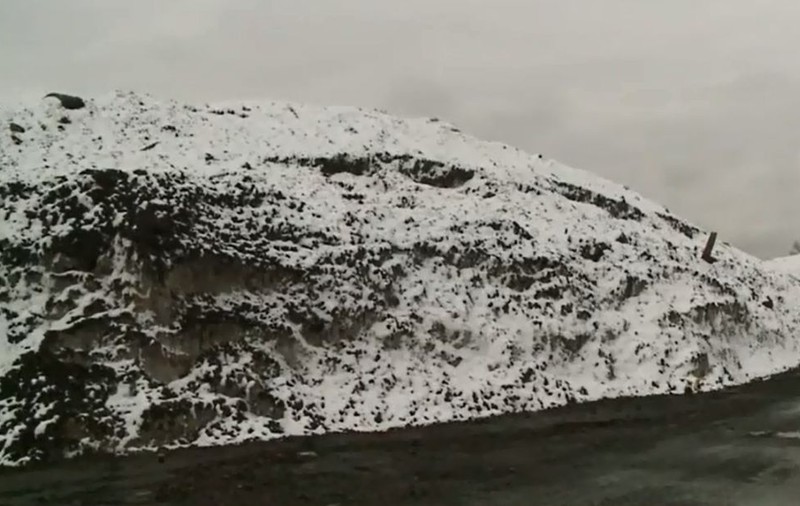 Incredibil! Au găsit un munte de zăpadă sub soarele fierbinte al verii. Care este explicaţia? VIDEO