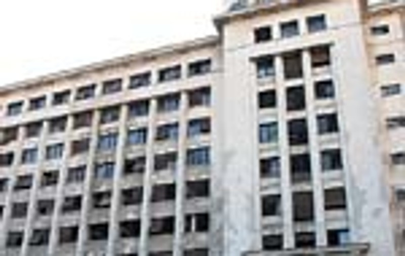 A inceput demolarea unei cladiri parasite