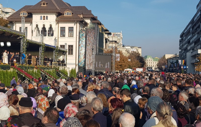 Pelerinaj record la Iași, la Sfânta Parascheva: peste 100.000 oameni s-au închinat, alți 30.000 au asistat la slujbă