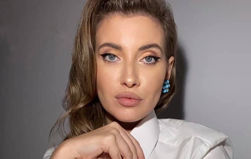 Iulia Albu prezintă o nouă emisiune la Antena Stars. Va comenta ținutele vedetelor la „Poliția modei”
