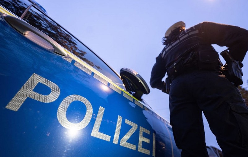 Trei români colegi de apartament în Germania au ieșit în stradă și-au băgat în spital doi bărbați aleși la întâmplare, apoi au rănit doi polițiști