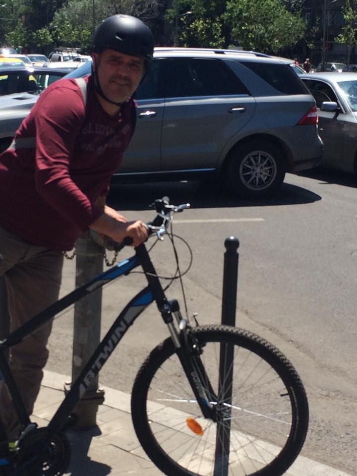 Gheorghe Ifrim se deplasează prin București pe două roți