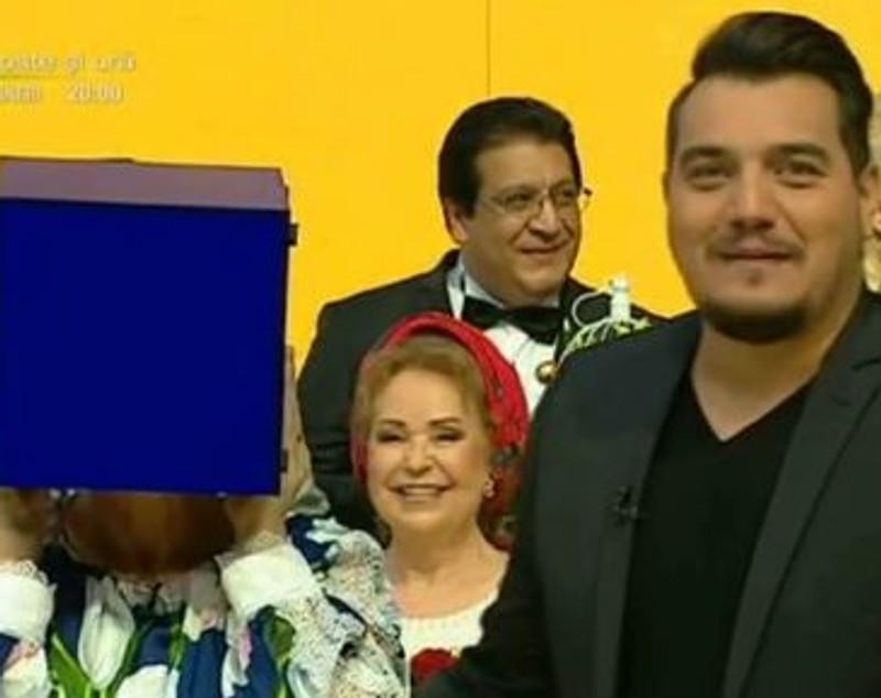 Teo Trandafir a apărut cu o cutie pe cap la emisiunea pe care o prezintă. "Îmi tremură chiloțeii pe mine" | FOTO