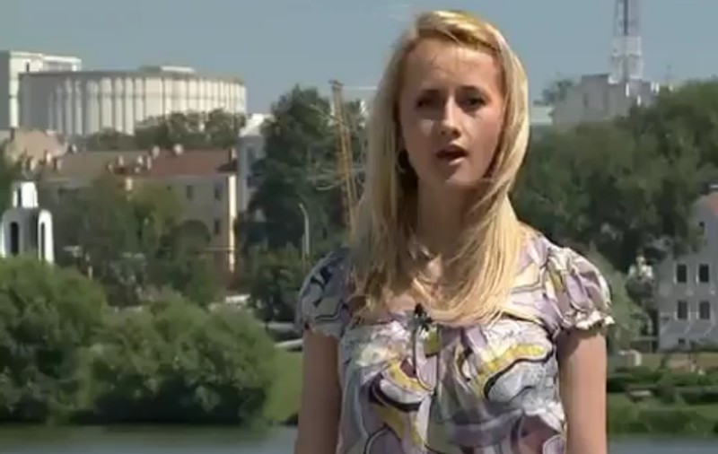 Blondă cu certificat! Uite ce păţeşte în timpul transmisiei în direct | VIDEO