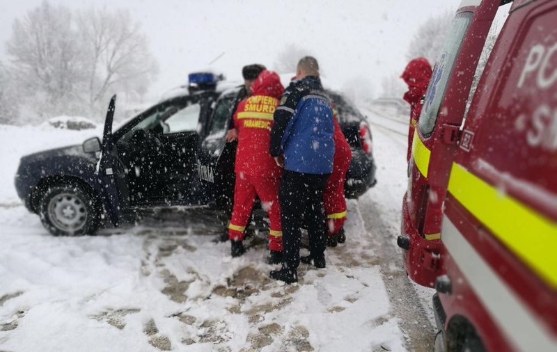 Bolnav psihic salvat din zăpadă de jandarmi, la Focșani. Tânărul era la bustul gol, desculț și cu pantaloni de pijama/ FOTO