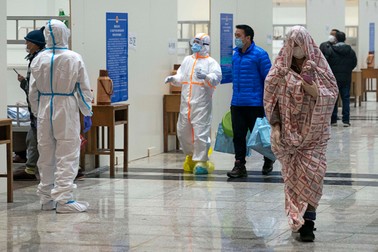 În China, pedepsele pentru părăsirea carantinei sunt drastice. Foto: AP