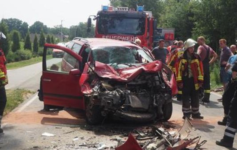 Șapte români răniți într-un accident în Germania. Mașina în care se aflau a fost grav avariată