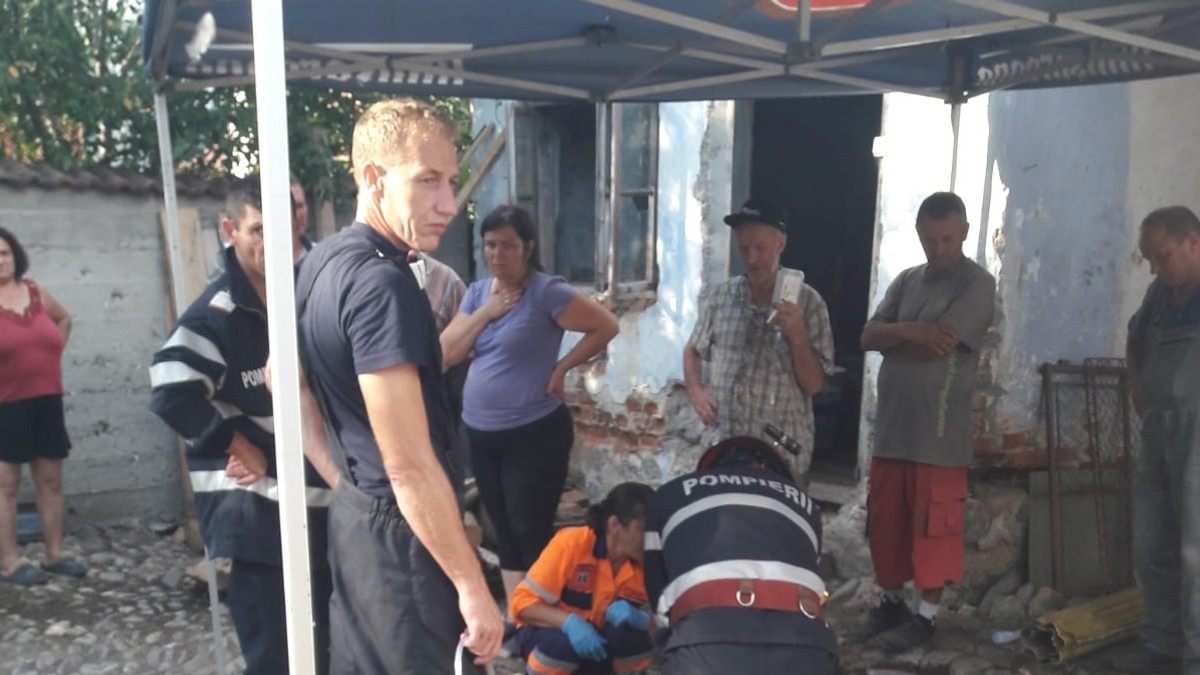 Doi vâlceni, la un pas de moarte după ce au căzut într-o butie cu prune puse la fermentat pentru ţuică