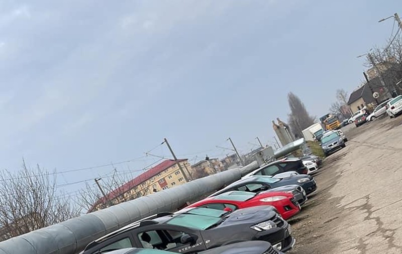 21 de mașini parcate pe o stradă din Cluj-Napoca au fost găsite cu geamurile sparte. Poliția a declanșat o anchetă