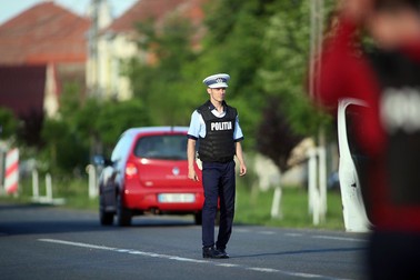 Polițist dotat cu vestă de protecție