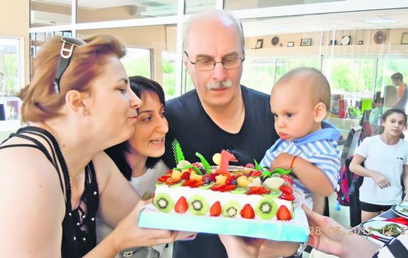 Fosta campioană mondială Gina Gogean i-a tăiat moţul băieţelului ei, Ştefan, care a împlinit vârsta de un an: «Îl fac tenismen»