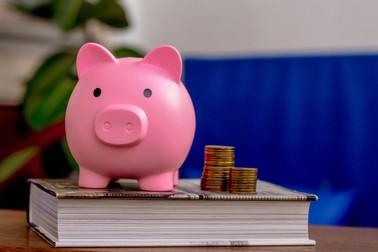 Ministrul Dimian a declarat că bursele sociale previn abandonul școlar. Foto: Shutterstock