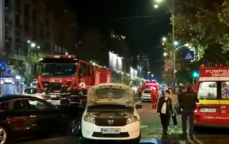Mașină a Poliției, lovită într-o intersecție. Ar fi intrat pe roșu fără girofar