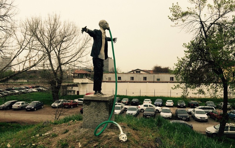 Încă o apariție șocantă la Timișoara: Cristo Redentor, reinterpretat de Grupul Baraka. Artiștii au mai expus anul trecut un „mort” cu penisul în erecție/ FOTO