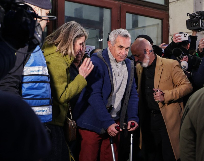 Unul dintre bodyguarzii Cristelei Georgescu a venit la protest cu o armă de foc neletală, pe care nu avea dreptul să o poarte la adunări publice