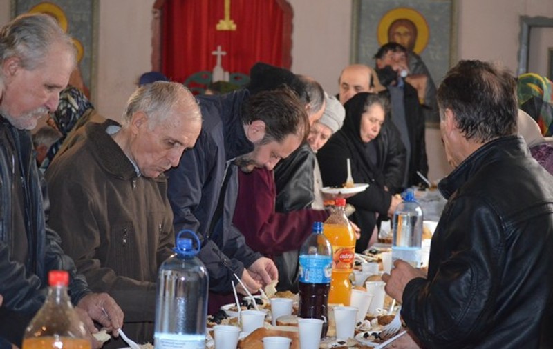Înghesuială şi îmbrânceli la hramul catedralei Sfântul Sava din Buzău! FOTO