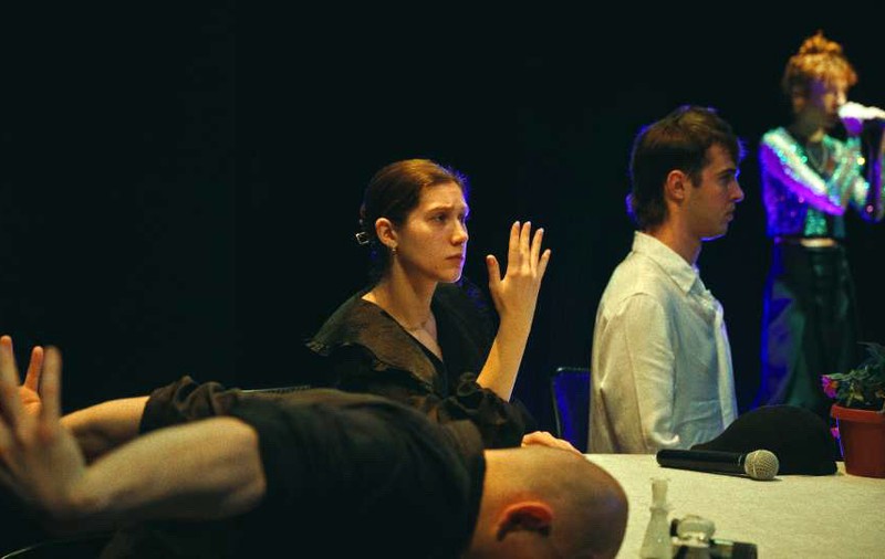 Cum va arăta teatrul în viitor? Spectacolul-experiment care ne pune față-n față cu anxietățile: „Trăiesc cu impresia puternică că pentru mulți dintre noi a devenit tot mai greu să ne imaginăm ce urmează”