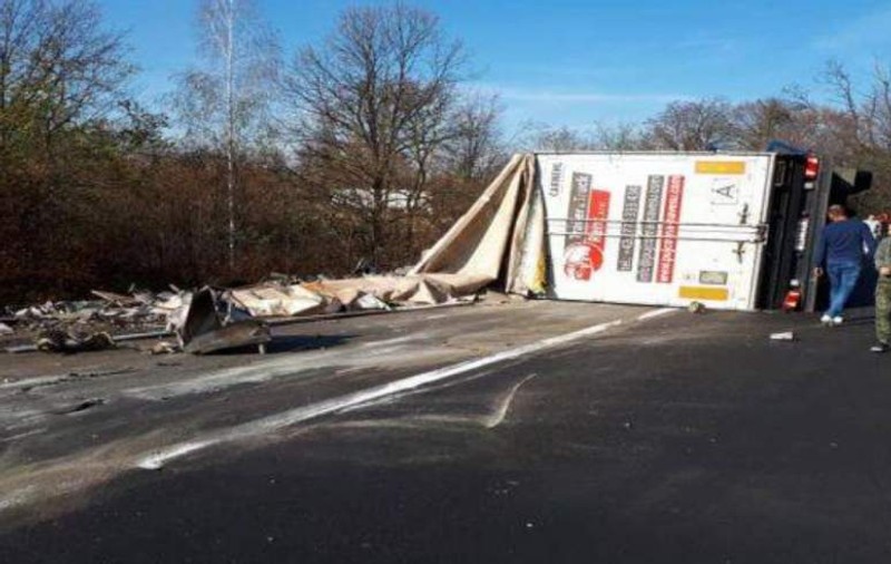 Un TIR s-a răsturnat și a căzut pe o mașină care circula regulamentar. Șoferița accidentată a fost transportată la spital