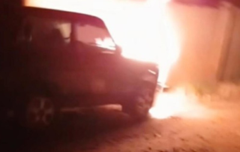 Vehicul folosit de liderii ceceni în Mariupolul ocupat, incendiat de partizanii pro-ucraineni: „Salutări kadîroviților!” I VIDEO  