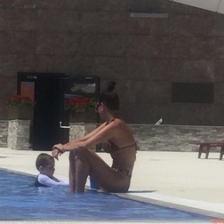 Elena Băsescu, în costum de baie la plajă. Ce mult a slăbit bruneta