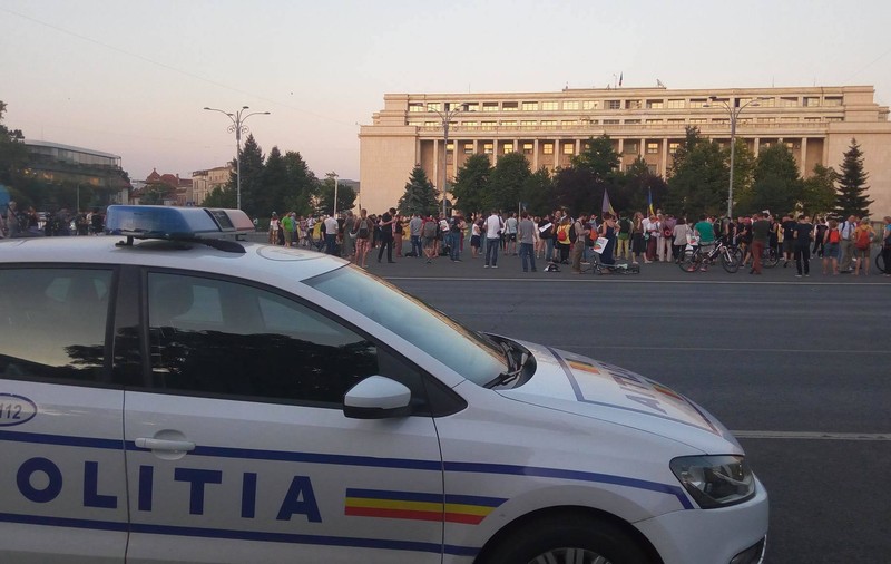 Protest în Piaţa Victoriei pentru Roșia Montană. Peste 200 de persoane s-au adunat vineri seara