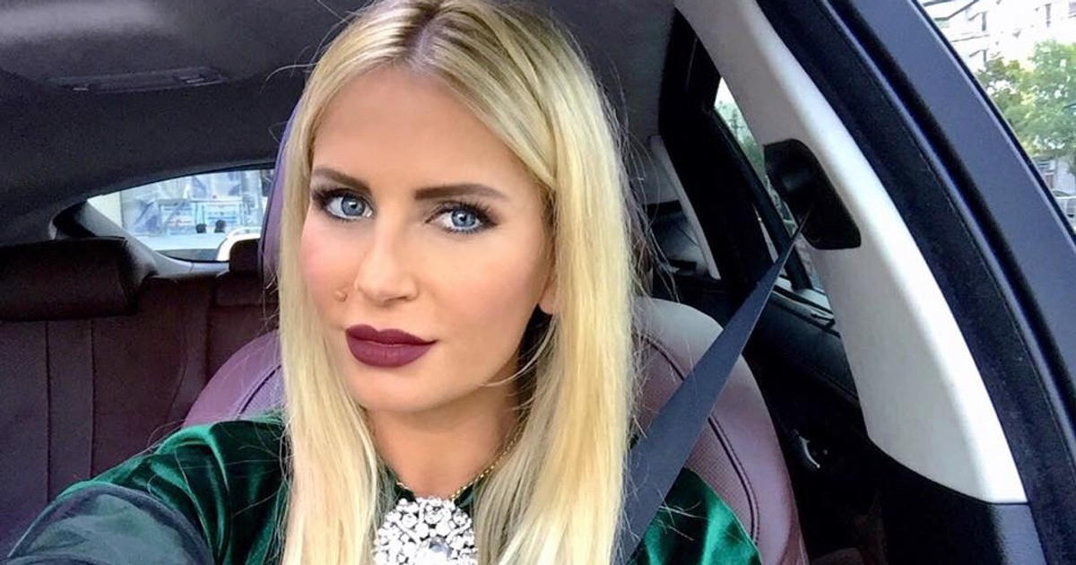 Cum arataă Andreea Bănică gravidă în 9 luni. Aici, Andreea Bănică, la volan