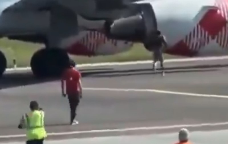 Imagini cu ultimele momente ale bărbatului care a fost aspirat de motorul unui avion, pe aeroportul din Bergamo I VIDEO   