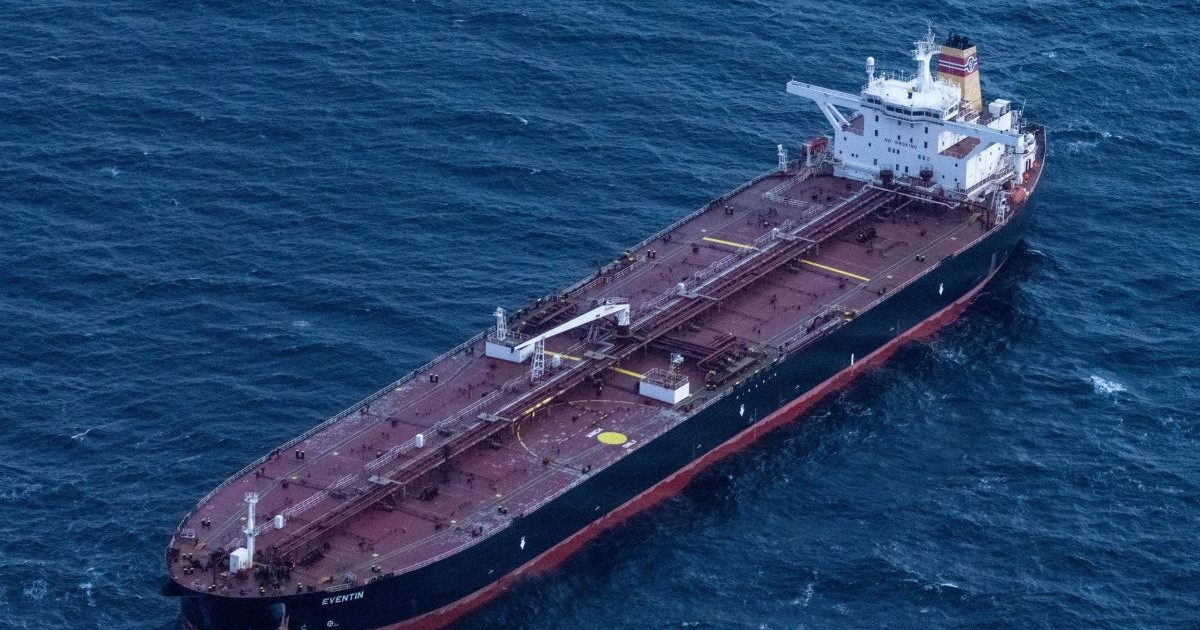 Petrolierul „Eventin” navighează în largul coastei insulei Rügen din Marea Baltică, ianuarie 2025