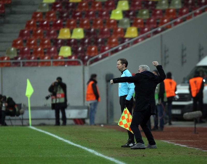 Pariorul Șumudică a stat cu telefonul în mână, la Astra - AS Roma. Aparatul i-a zburat din buzunar / GALERIE FOTO