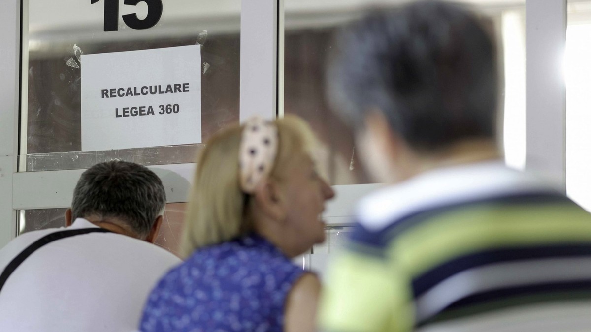 Pensionari la ghișeu, după recalcularea pensiilor. Foto: Inquam Photos / Octav Ganea