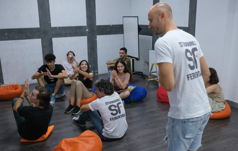„Rar câștigăm noi în fața străzii. De cele mai multe ori, câștigă strada”. Studiourile Ferentari, locul în care cei mici primesc o șansă la copilărie