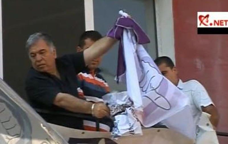 Conflict în partidul lui Dan Diaconescu. Membrii din Buzău au închis sediul şi au dat foc la steaguri