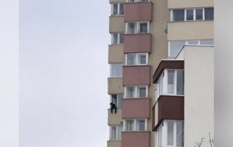 VIDEO | Un tânăr a fost filmat într-o poziție care taie răsuflarea: "P-ăsta îl vedeți la știri!"