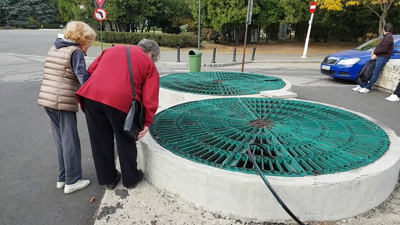 Gurile de ventilaţie pe unde e absorbit aerul care ajunge în staţiile de metrou se află la doar câţiva centimetri de sol, la nivelul tobelor de eşapament ale maşinilor
