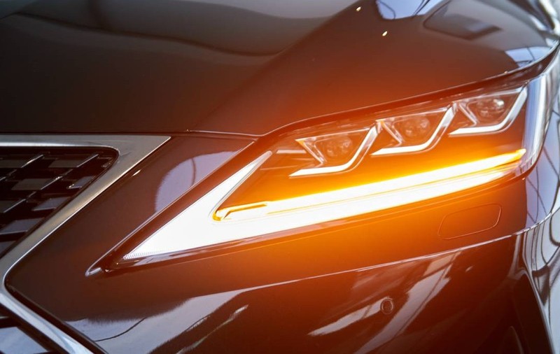 Far luminos pe o mașină nouă în showroom