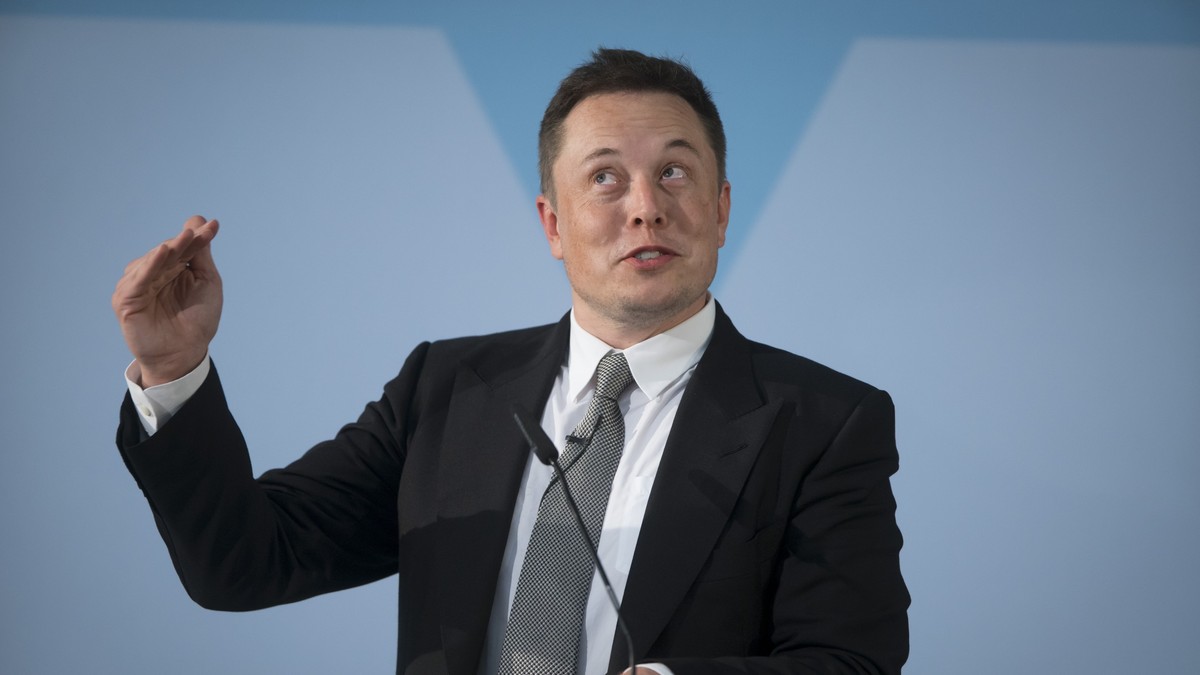 Elon Musk, aducătorul de lumină. Tesla va instala panouri solare și baterii în Puerto Rico, după ce uraganele Irma și Maria au lăsat 90% din insulă fără electricitate. Elon Musk la un pupitru