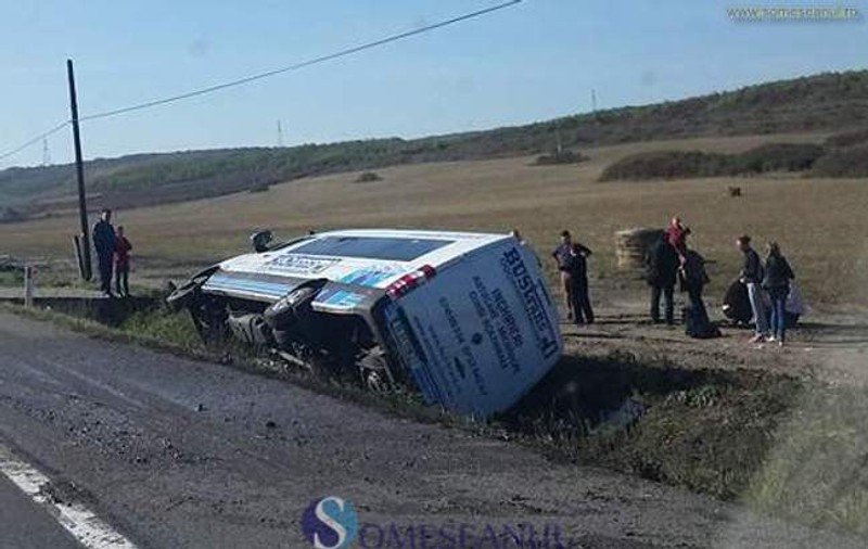Microbuz răsturnat în urma unui accident în Cluj. A fost activat Planul Roșu de intervenție