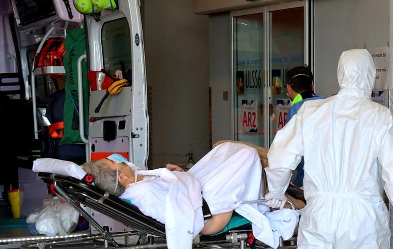 Un preș cât o țară sub care să ascundem adevărul