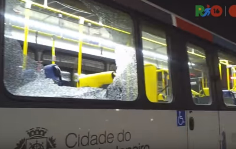 Jocurile Olimpice. UPDATE. Autocarul care transporta jurnaliști la Rio a fost atacat cu pietre, nu cu gloanțe | VIDEO