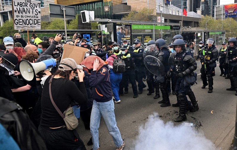 Manifestații violente împotriva războiului la Melbourne, la o expoziţie de tehnică militară. Poliția a folosit gaze lacrimogene și gloanțe de cauciuc | VIDEO