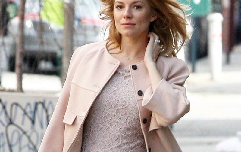 Sienna Miller s-a spălat un an de zile pe păr cu ketchup. Află ce a determinat-o să facă asta!