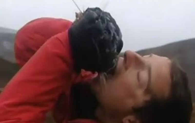 ”NU ÎNCERCAȚI ASTA ACASĂ!” A vrut să trăiască un an ca aventurierul Bear Grylls, dar a fost găsit mort peste o lună! Află ce s-a întâmplat
