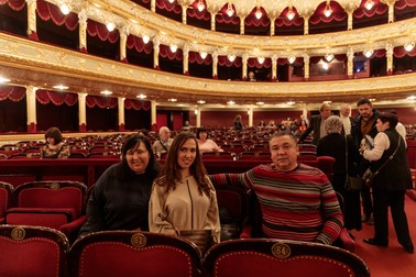 Elena și părinții ei vin o dată pe an la operă