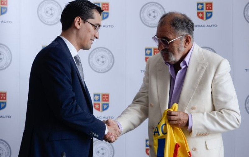 Țiriac face cinste cu Mercedesuri pentru aproape toți angajații FRF! Mai puțin pentru unul! ^Un component al Generației de Aur nu va primi cheile limuzinei
