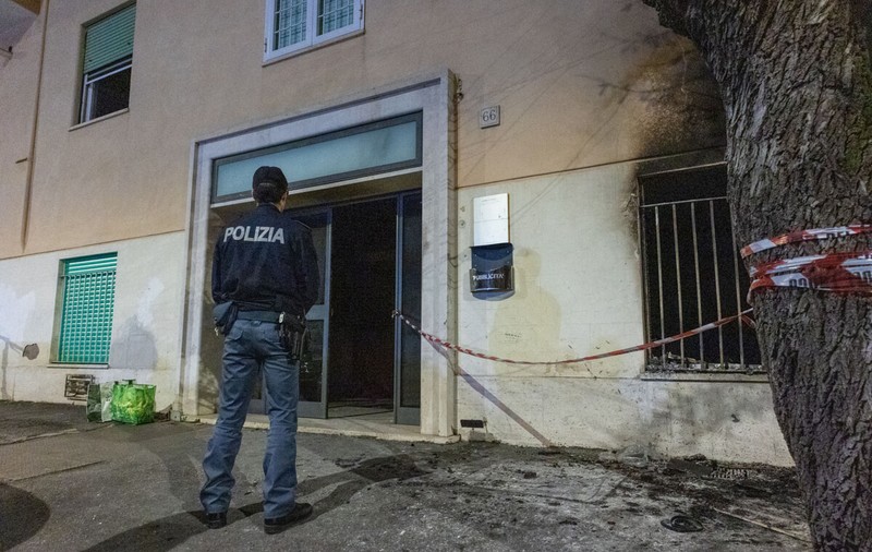 Un român din Italia și-a dat foc la casă, de supărare că iubita l-a pierdut pe Pepito, pisica sa