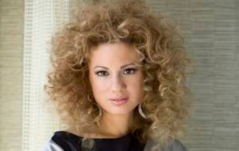 Blonda cu vioara face hituri pentru Janet Jackson