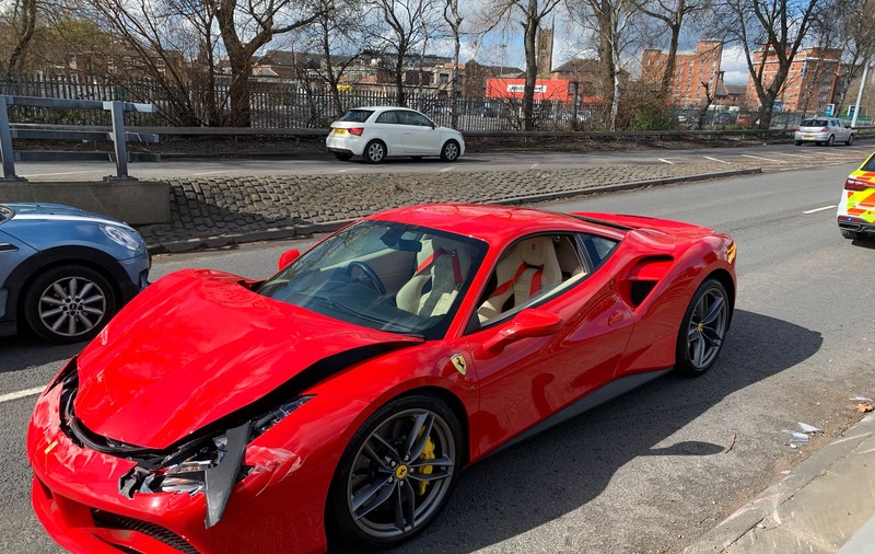 Un șofer și-a distrus noul Ferrari după ce a condus doar trei kilometri