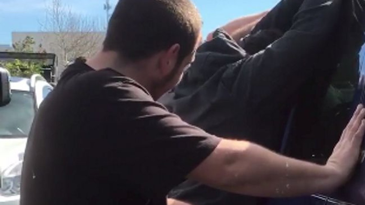 Un deținut a salvat o fetiță încuiată într-un autoturism. A folosit un simplu umeraș