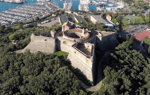 Fort Carré d'Antibes, ridicat în secolul 16, apoi remodelat în secolul 17, de marchizul de Vauban FOTO: infos-patrimoinespaca.org